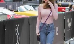 被爆料的街拍美女视频,惊艳亮相，网络热议的街头风采